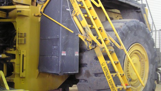 Komatsu WD900 Wheel Dozer access system steps ladder down LL03